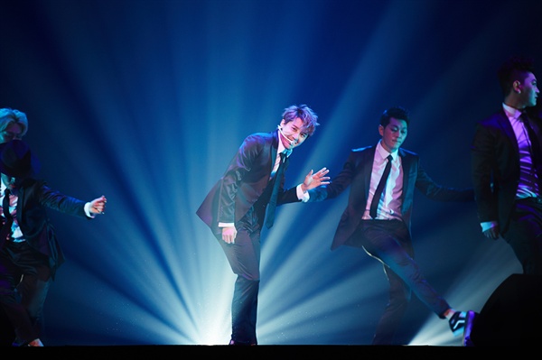  7일 오후 서울 잠실실내체육관에서 열린 4번째 아시아 투어 콘서트에서 'Midnight Show'의 무대를 선보이는 XIA 준수