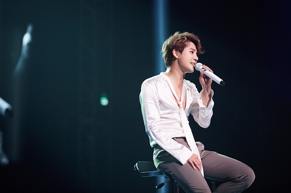  7일 오후 서울 잠실실내체육관에서 열린 4번째 아시아 투어 콘서트에서 JYJ의 'Back Seat'을 편곡해 부른 XIA 준수