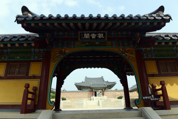 응향각 낙산사 응향각 문으로 본 칠층석탑과 원통보전. 사천왕문에서부터 전각이 일직선으로 배치돼 있다.