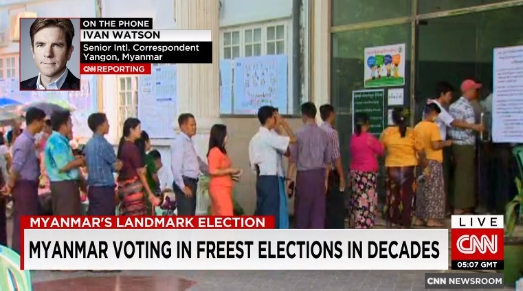 미얀마 총선에서 투표하기 위해 길에 늘어선 사람들을 소개하는 CNN 뉴스 갈무리.