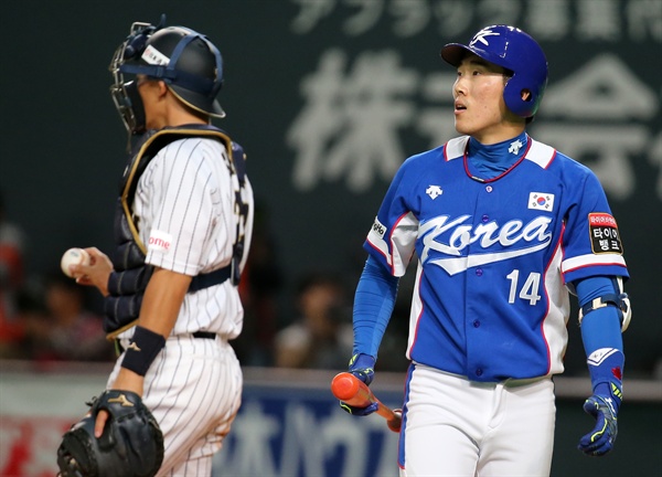 삼진 아웃 당한 허경민 8일 오후 일본 훗카이도 삿포로돔에서 열린 2015 WBSC 프리미어 12 한국-일본 개막 경기. 5회 초 무사 1·2 루 때 한국 허경민이 삼진 아웃 당한 후 아쉬운 표정을 지은 채 더그아웃으로 들어서고 있다.