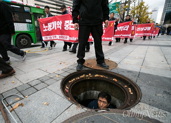  9일 오후 서울 중구 프란치스코교육회관에서 열린 민중총궐기 투쟁선포식을 마친 투쟁본부 전국 대표단들이 현수막을 들고 정부서울청사를 향해 행진을 하고 있다. 