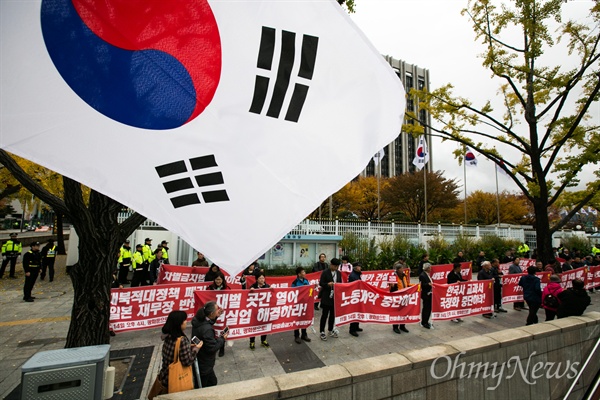  9일 오후 서울 중구 프란치스코교육회관에서 열린 민중총궐기 투쟁선포식을 마친 투쟁본부 전국 대표단들이 현수막을 들고 정부서울청사를 향해 행진을 하고 있다. 