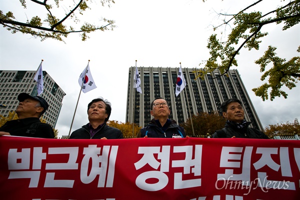  9일 오후 서울 중구 프란치스코교육회관에서 열린 민중총궐기 투쟁선포식을 마친 투쟁본부 전국 대표단들이 행진으로 정부서울청사로 도착해 현수막을 벽에 부착하려고 하자 경찰이 저지하고 있다. 