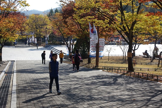  부모들과 함께 4?19묘지를 찾은 아이들은 밝은 표정으로 곳곳을 살펴본다. 