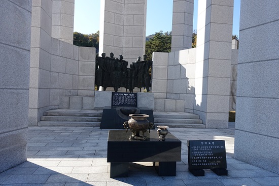  4월학생혁명기념탑 아래 4·19혁명 당시 민중의 형상을 나타내는 군상환조와 참배단이 있다. 