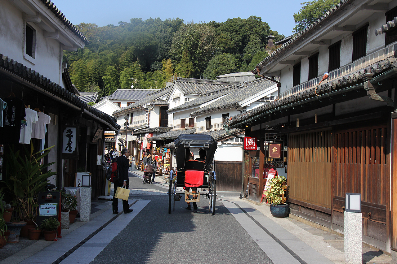 선술집과 카페가 즐비한 혼마치, 히가시마치에 인력거가 지나고 있다.
