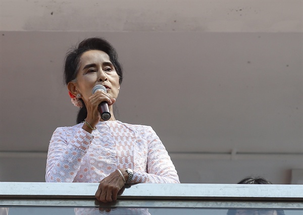 양곤 NLD 당사서 연설하고 있는 아웅산 수치.