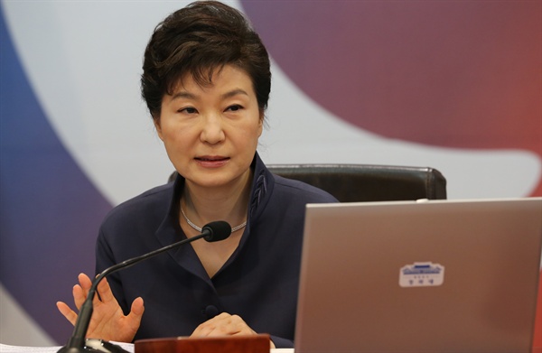 박근혜 대통령이 10일 청와대에서 열린 국무회의를 주재하고 있다.