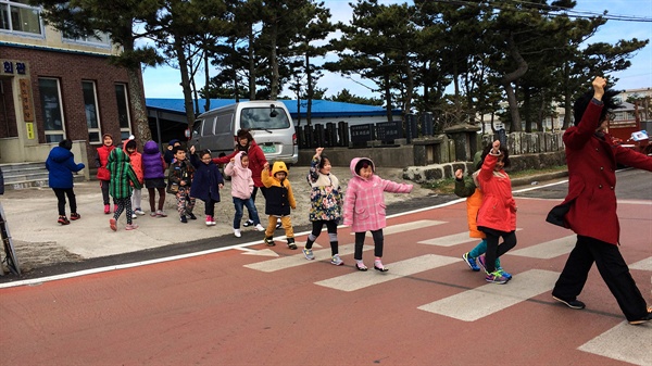 교통질서를 배우고 있는 우도초등학교의 어린이들 작은 섬 마을에서 아이들이 걸어서 학교에 다니지 못하고 자동차를 경계해야하는 이 현실에 대해 우리 사회는 책임감을 공유해야 한다. 