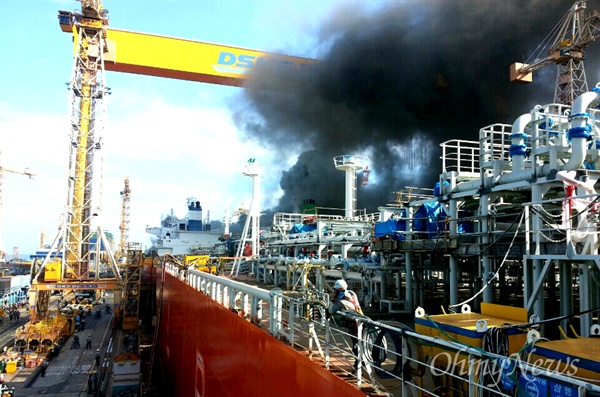 대우조선해양 거제 옥포조선소에서 10일 오전 건조 중이던 선박에서 화재가 발생해 검은색 연기가 하늘을 뒤덮고 있다