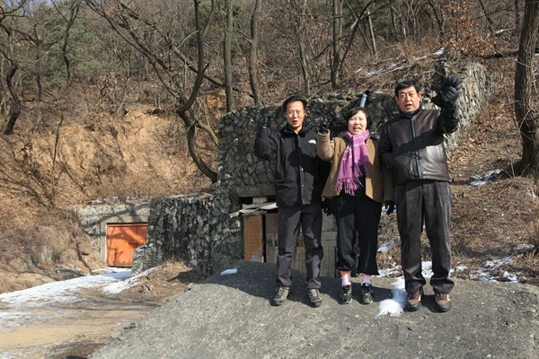 2011년, 광명동굴 개발을 시작하기 전 전인자 국장이 홍보실에서 함께 근무하는 조규진 팀장, 김태영 팀장과 현장을 찾았다. 