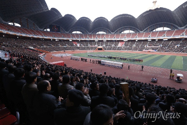 10월 28일부터 31일 사이 평양에서 열린 '남북노동자 통일축구대회' 경기 모습.