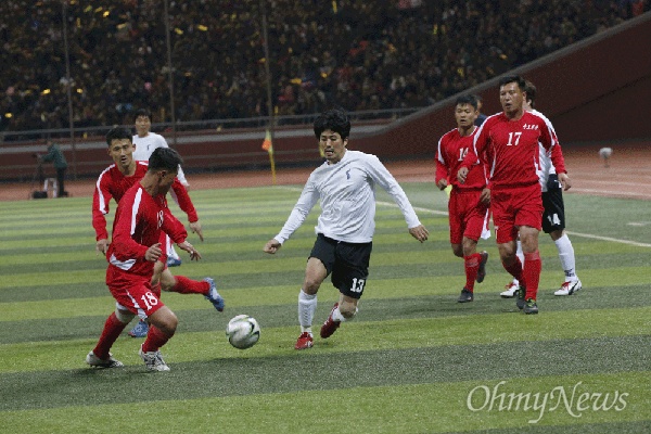 10월 28일부터 31일 사이 평양에서 열린 '남북노동자 통일축구대회' 경기 모습.