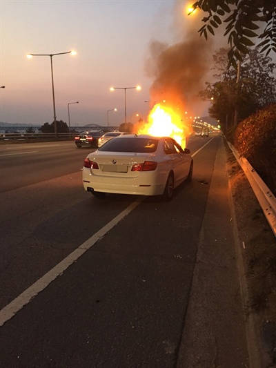  지난 3일 오후 5시 40분께 자유로 방화대교 인근을 달리던 BMW 520d 승용차에 불이 나 차량이 전소됐다. 차량 소유자는 "BMW 정비소에서 타이밍 벨트 관련 장치 리콜을 맡겨 차량을 찾은 직후 화재가 발생했다"고 주장했다.