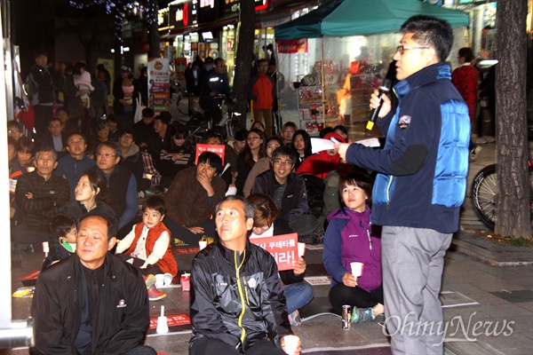  '한국사 교과서 국정화 반대 경남도민모임'이 10일 저녁 창원 정우상가 앞에서 연 "한국사 교과서 국정화 저지 경남도민 촛불집회"에서 김동국 교사가 길거리수업하고 있다.