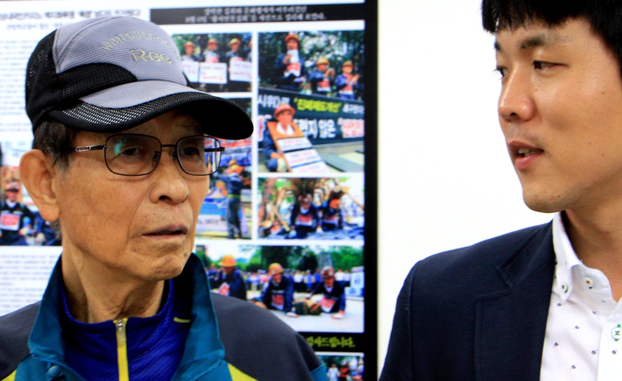 진폐증 환자로 승인 받은 김길선(77, 왼쪽)씨는 김정현(오른쪽) 노무사를 '고마운 양반'이라고 부른다.