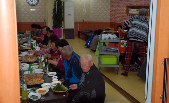 경북 영덕리 영덕읍 천정리 주민들이 영덕조각공원 앞 오리요리 식당에서 식사하고 있다. 이들은 3~4인에 4만9000원짜리 오리요리 풀코스로 55만 원 정도의 식사를 한 것으로 확인됐다. 
