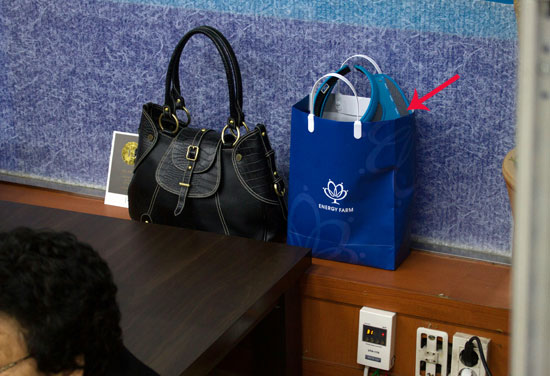 한수원에서 받은 것으로 보이는 쇼핑백에는 한수원 ‘에너지팜’이 적혀있다.