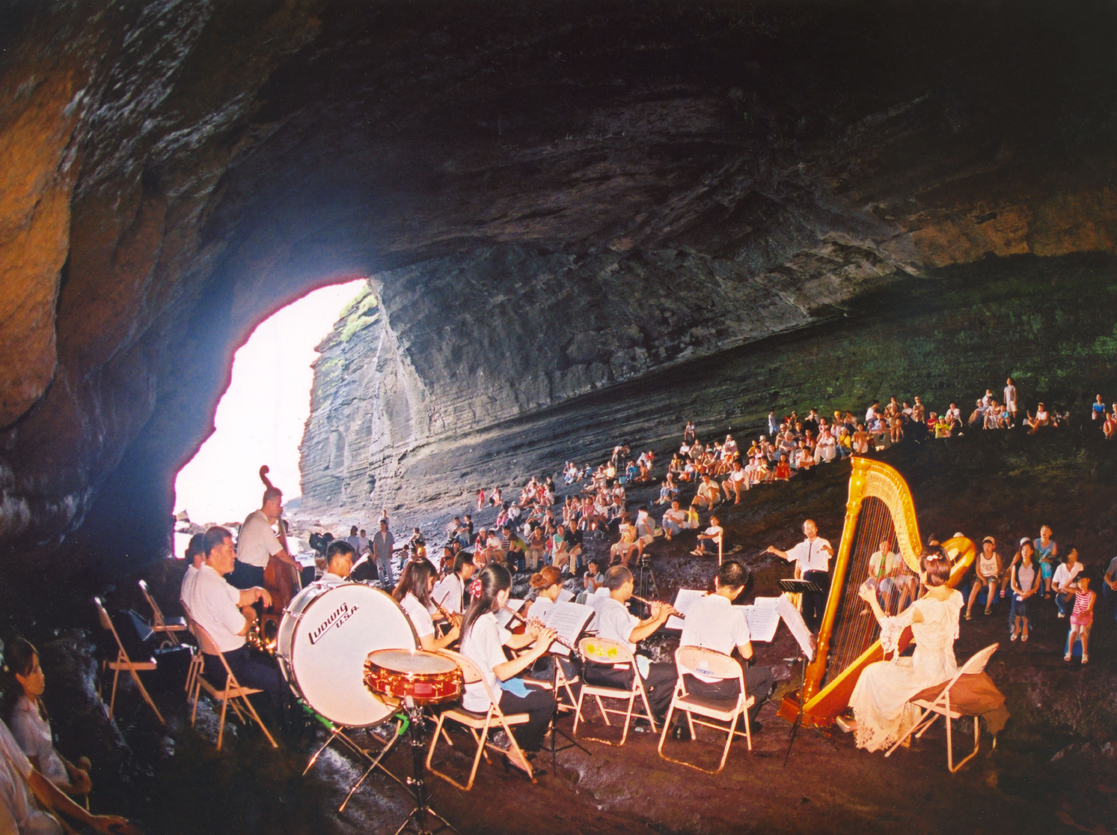 우도동굴에서 처음 펼쳐진 하피스트 박라나 선생의 하프 연주(2002. 8. 24), 사진제공 : 동굴소리연구회 
