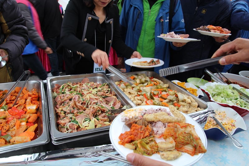 이날 점심은 뷔페식으로 제공되어 참가자들의 즐거움을 더했다.
