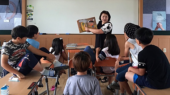 대기초에서 전교생이 그림책을 읽는 시간을 갖고 있다.