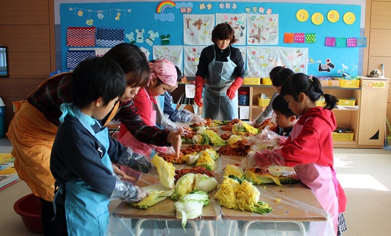 대기초에서는 매년 학부모와 아이들이 함께 직접 학교 텃밭에서 기른 배추로 김장을 담그는 행사를 하고 있다.  