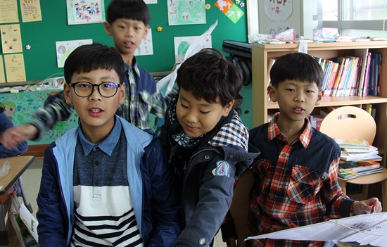 지난 5월 대구로 전학을 간 6학년 김동하(왼쪽)와 동생 서하(오른쪽,4학년)가 친구들을 만나기 위해 대기초를 찾아왔다.  