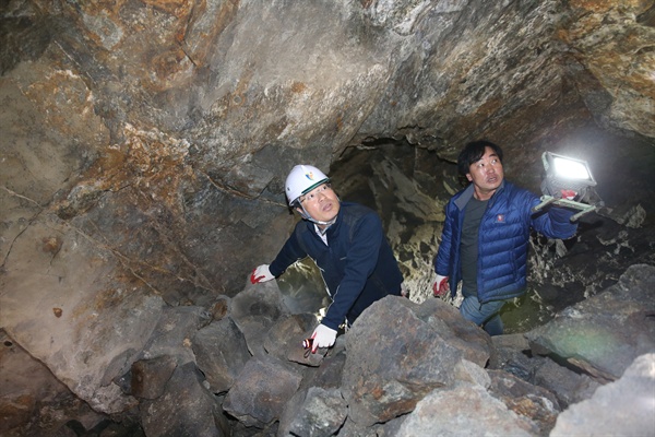 김동수 팀장이 양기대 시장과 함께 미공개 구간을 둘러보고 있다. 광명동굴은 개발되지 않고 남아 있는 부분이 더 많다.
