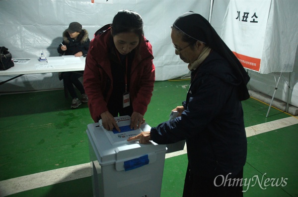 영덕원전 찬반투표가 11일 진행된 가운데 영덕읍 오일시장 옥상 제2투표소에서 오후 8시 투표가 종료되자 투표함을 봉인하고 있다.
