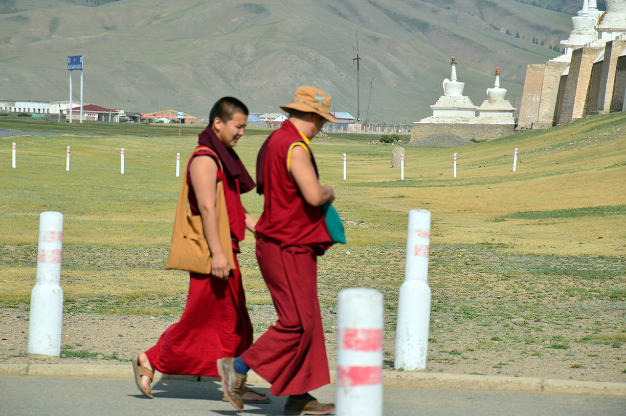 티벳 불교의 영향으로 붉은 장삼을 입고 있다.