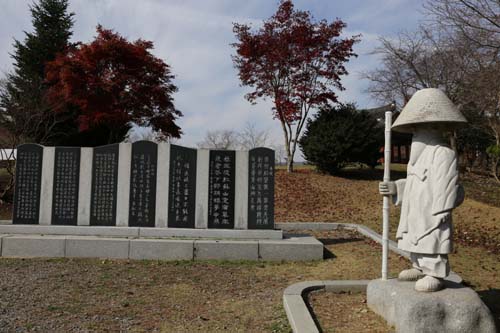 김삿갓 동상과 시비. 물염적벽 앞에서 물염정과 함께 있다.