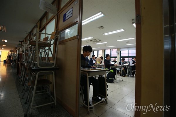 시험 시작 임박한 수능고사장 2016학년도 대학수학능력시험이 치러지는 12일 오전 서울 청운동 경복고에 마련된 시험장에서 수험생들이 감독관의 안내에 따라 시험 준비를 하고 있다.