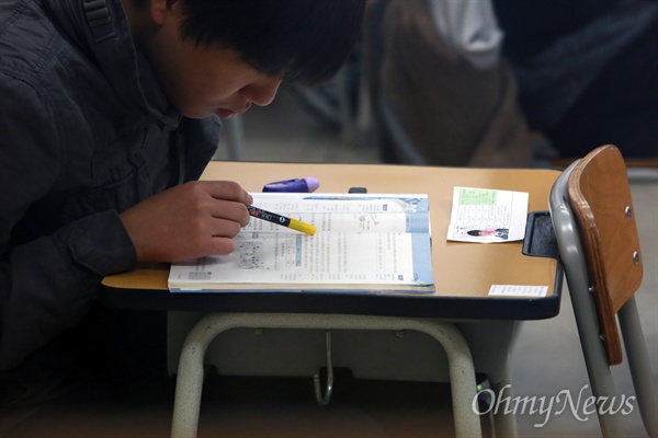 2016학년도 대학수학능력시험이 치뤄지는 2015년 11월 12일 오전 서울 청운동 경복고에 마련된 시험장에서 수험생들이 책을 펴놓고 마지막까지 하나라도 더 기억하기 위해 노력하고 있다.