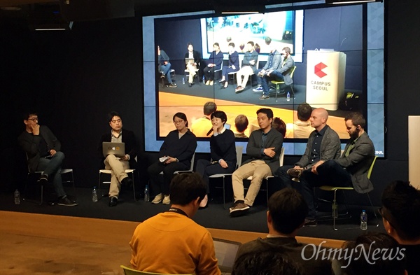 12일 오전 서울 삼성동 구글 캠퍼스 서울에서 열린 '저널리즘의 미래 포럼' 패널리스트들이 '모바일 시대의 스토리텔링과 뉴스'를 주제로 토의하고 있다. 왼쪽부터 사회를 맡은 강정수 연세대 커뮤니케이션연구소 전문위원, 이정환 미디어오늘 편집국장, 백일현 중앙일보 디지털제작팀장, 황유지 피키캐스트 센터장, 권영인 SBS 스브스뉴스 팀장, 니콜라스 휘태커 구글 뉴스랩 미디어 아웃리치 매니저.

