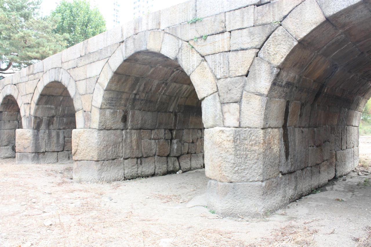 홍예석교 아래 물가름 돌이 설치되었다
