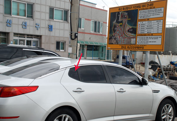 경북 영덕군 축산면 제2 투표소 축산항 투표소 50m 부근에 새벽부터 세워진 렌트카(허1055, 하3279) 두 대의 차량에서 화살표 CCTV를 찍는 현장이 포착됐다. 