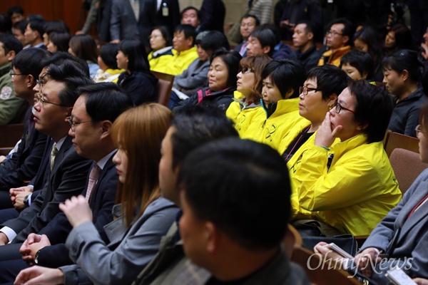 세월호 유가족과 4·16연대 회원들이 12일 오후 서울 서초구 대법원에서 열린 이준석 선장과 승무원 등 선고공판을 지켜보고 있다.
