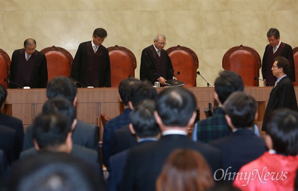 양승태 대법원장을 비롯한 대법관들이 12일 오후 서울 서초구 대법원 대법정에서 열린 세월호 이준석 선장과 승무원 등에 대한 선고공판을 하기 위해 참석하고 있다.