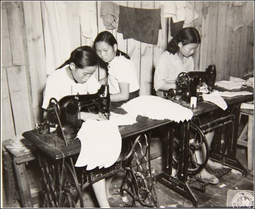 1948년 8월, 서울에서. 노무화 만드는 여성 노동자 모습.