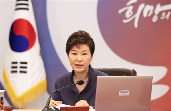  박근혜 대통령이 10일 오전 청와대에서 열린 제48회 국무회의에 참석, 모두발언을 하고 있다.