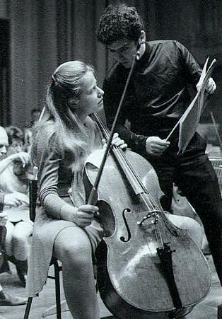  세계 첼로계의 기대를 한몸에 받던 재클린 뒤 프레(1945~1987)는 26살 때 다발성 경화증에 걸려 연주활동을 중단하고 만다.