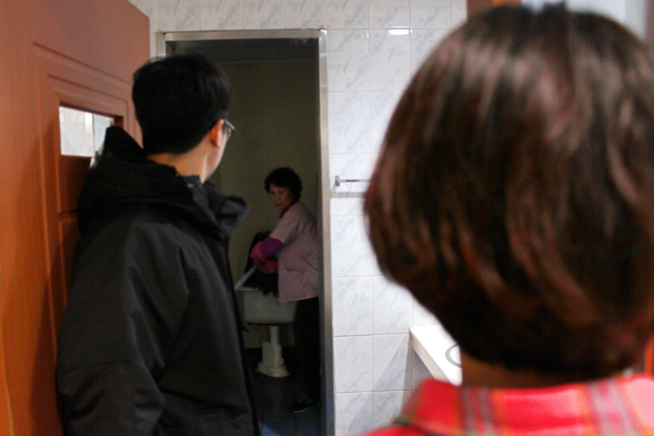 화장실에서 '들꽃' 학생들에게 청소할 걸레를 가져다주는 청소 노동자