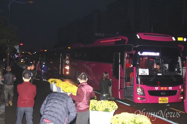 14일 오후 서울에서 열리는 민중총궐기대회에 참석하는 전국학교비정규직노동조합 경남지부 조합원들이 이날 새벽 6시30분경 창원 만남의광장 앞에 모여 버스를 타고 출발했다.