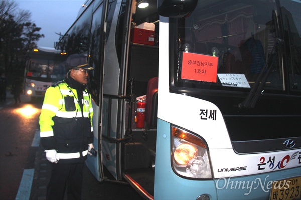 14일 오후 서울에서 열리는 민중총궐기대회에 참석하는 민주노총 경남본부 조합원들이 이날 새벽 창원 만남의광장 앞에 모여 버스를 통해 출발하자 경찰관들이 나와 상황을 살펴보고 있다.