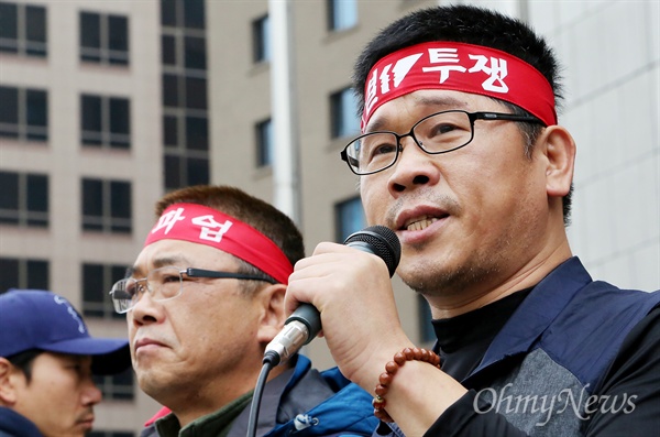 민주노총 한상균 위원장이 14일 오후 서울 태평로 프레스센터 앞에서 기자회견을 열고 박근혜 정권을 규탄하고 있다.