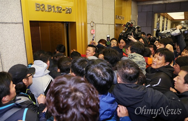 14일 오후 서울 태평로 프레스센터 앞에서 기자회견을 마친 민주노총 한상균 위원장을 체포하기 위한 사복경찰과 민주노총 조합원들이 프레스센터 1층 로비에서 뒤엉켜 있다.