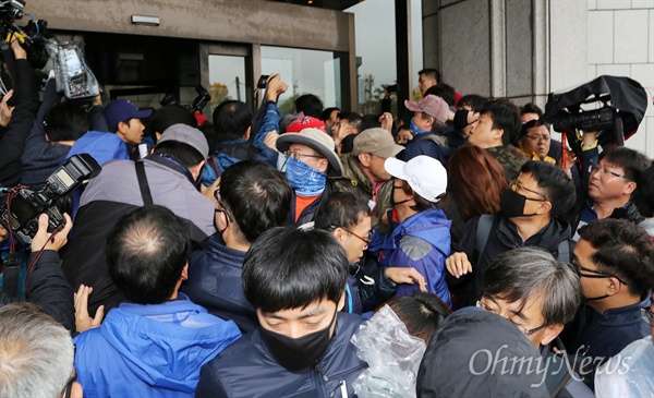 14일 오후 서울 태평로 프레스센터 앞에서 기자회견을 마친 민주노총 한상균 위원장을 체포하기 위한 사복경찰과 민주노총 조합원들이 프레스센터 앞에서 뒤엉켜 있다.