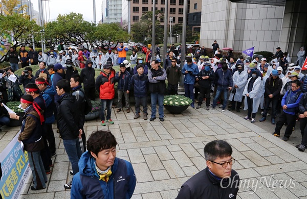 민주노총 한상균 위원장 등장! 경찰에 수배 중인 민주노총 한상균위원장과 임원들이 14일 오후 서울 태평로 프레스센터 앞에서 조합원들의 보호를 받으며 기자회견을 하고 있다. 