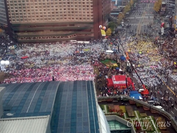 14일 오후 3시 30분께, 11.14 민중 총궐기를 위해 시민들이 집결하고 있다. 사진은 시청 주변의 정경.